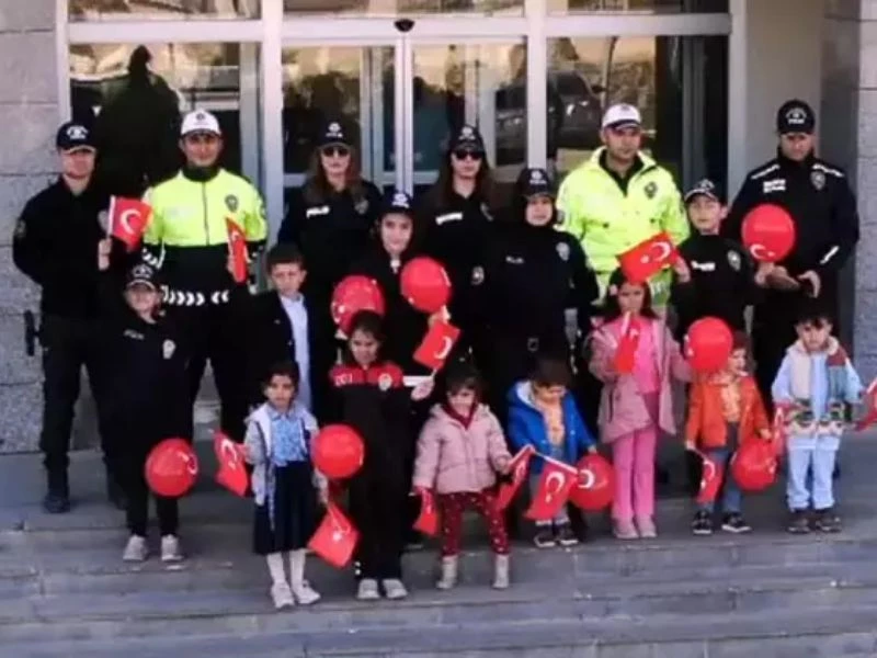 Polisler Çocuklarına Üniforma Giydirip 23 Nisan